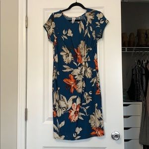 Floral printed dress, light cinching at waist.
